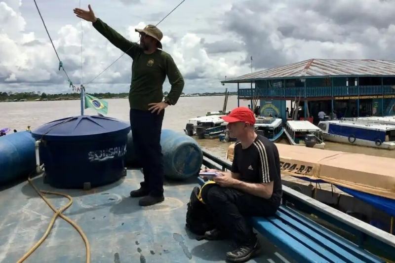 Dom Phillips e Bruno Pereira filmados em expedição na Amazônia em 2018 (Foto: Gary Calton/The Guardian)