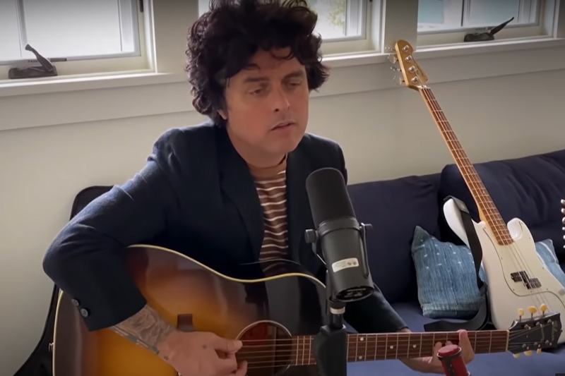 Billie Joe Armstrong quer renunciar à cidadania americana (Foto: YouTube/Reprodução)