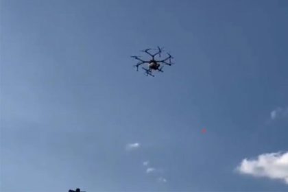 Suspeitos de operar drone foram detidos pela políci (Foto: Twitter/Reprodução)
