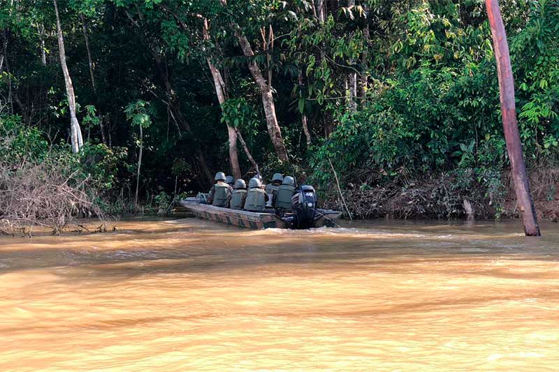 Militares do Exército, Marinha e policiais realizam buscas nos rios (Foto: PF/Divulgação)