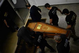 Caixão com remanescentes humanos é desembarcado em Brasília (Foto: Mateus Bonomi/Agif/Folhapress)