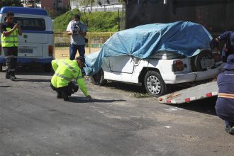 Carro abandonado é guinchado em Manaus: obstrução da rua (Foto: Sidney Mendonça/IMMU)
