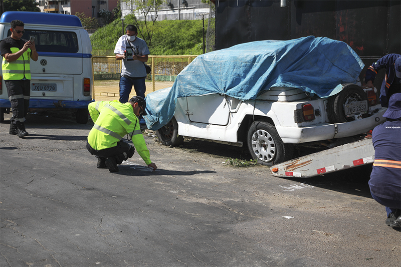 Carro abandonado é guinchado em Manaus: obstrução da rua (Foto: Sidney Mendonça/IMMU)