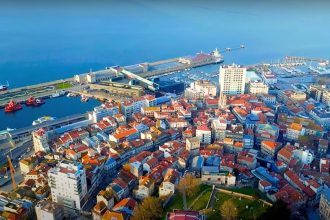 Moradores de Vigo, na Galícia, estão proibidos de fazer xixi no mar (Foto: YouTube/Reprodução)