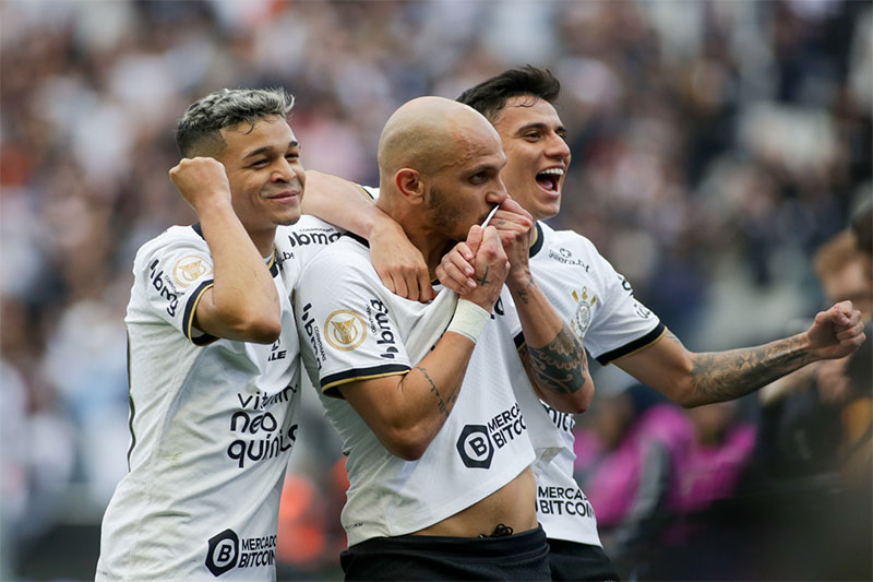 Fábio Santos marcou de pênalti gol da vitória (Foto: Rodrigo Coca/Agência Corinthians)