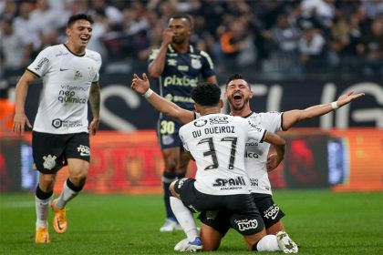Jogadores comemoram gol: Corinthians com um pé na vaga (Foto: Rodrigo Coca/Agência Corinthians)