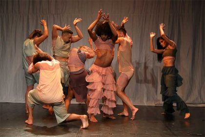 Bailarinos executarão movimentos criados por Rosa Antuña (Foto: Michael Dantas/SEC-AM)