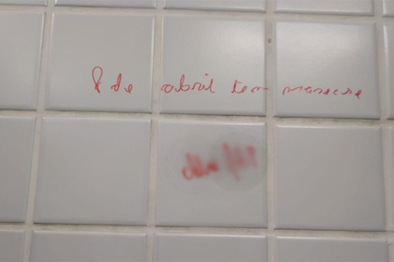 Pichação em banheiro de escola: ameaça levada a sério (Foto: WhatsApp/Reprodução)
