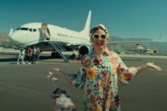 Maya Rudolph vive uma mulher que após tantos anos vivendo em meio ao luxo perdeu a conexão com a realidade (Foto: Reprodução/Uoutube)