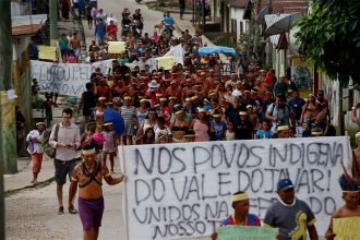 Indígenas protestam em Atalaia do Norte (Foto: Pedro Ladeira/Folhapress)