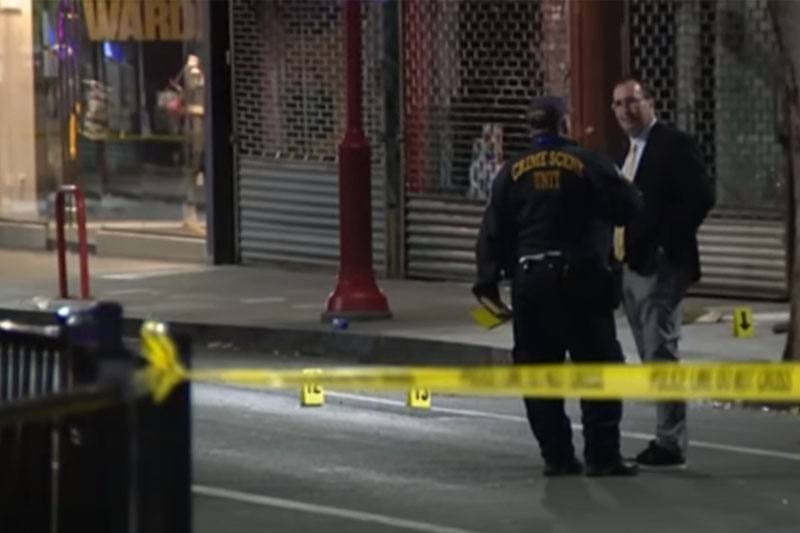 Policiais isolam rua onde aconteceu ataque na Filadélfia (Foto: TV UOL/YouTube/Reprodução)