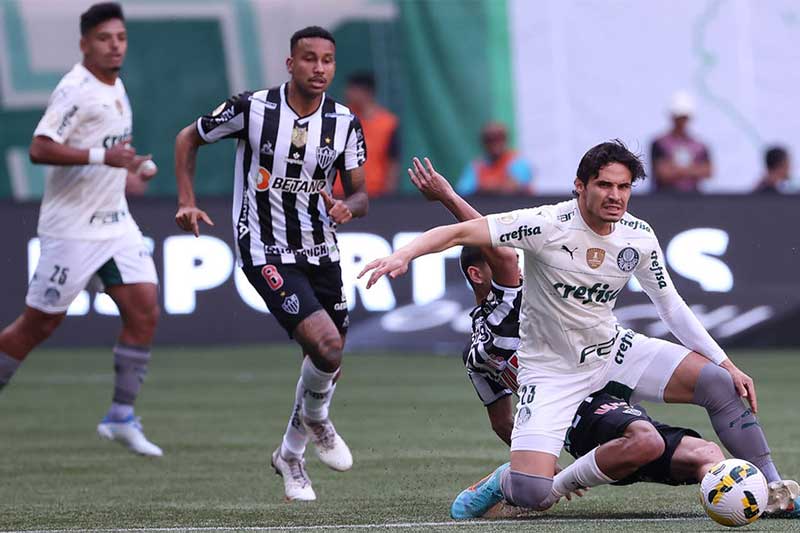 Rafael Veiga em disputa de bola com zaga do Atlético-MG: empate sem gols (Foto: Cesar Greco/Palmeiras)