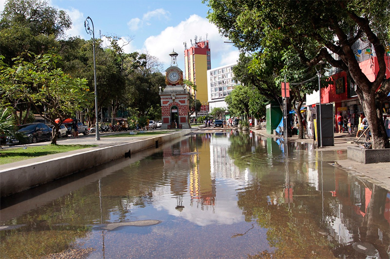 Praça do Relório alagada