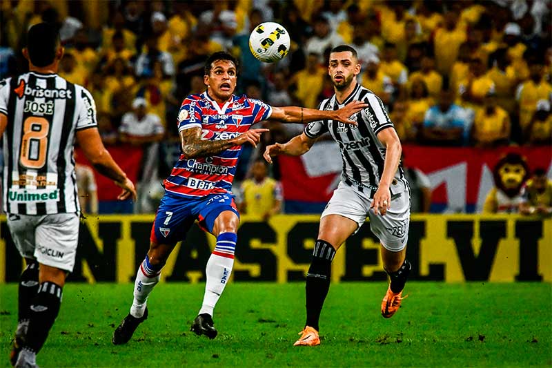 Robson em lance de jogo: Ceará venceu o duelo pelo Brasileirão (Foto: Kely Pereira/Agif/Folhapress)