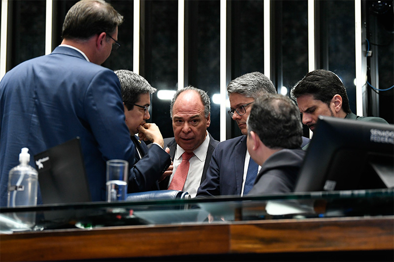 Senadores discutem a PEC do Vagabundo