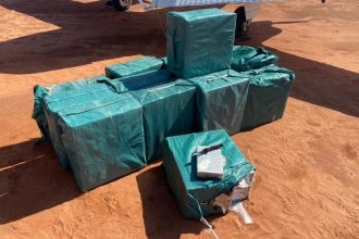 Após a fuga das duas pessoas que estavam no avião, foram encontrados 500kg de pasta base de cocaína (Foto: Reprodução/FAB)