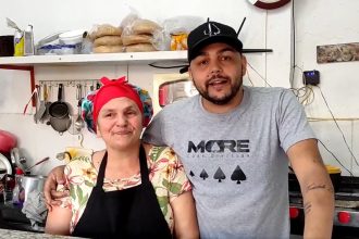 Lucas Natan com a mãe, Marilda: venda dispara após lamento nas redes sociais (Foto: Twitter/Reprodução)