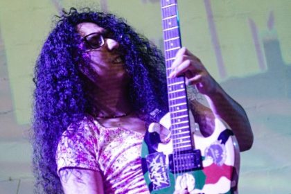 A produtora e guitarrista trans, Ana Paula Mady, é atuante na cena há dez anos (Foto: Acervo pessoal/Instagram)