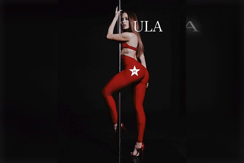 Anitta posou com roupa em homenagem a Lula e ao PT (Foto: Twitter/Reprodução)