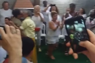 Maria Bethânia beija esposa em festa (Foto: Instagram/Reprodução)