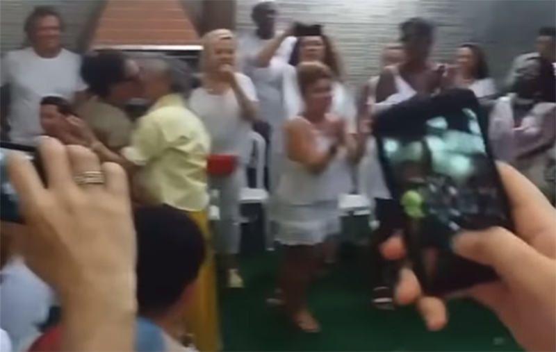 Maria Bethânia beija esposa em festa (Foto: Instagram/Reprodução)