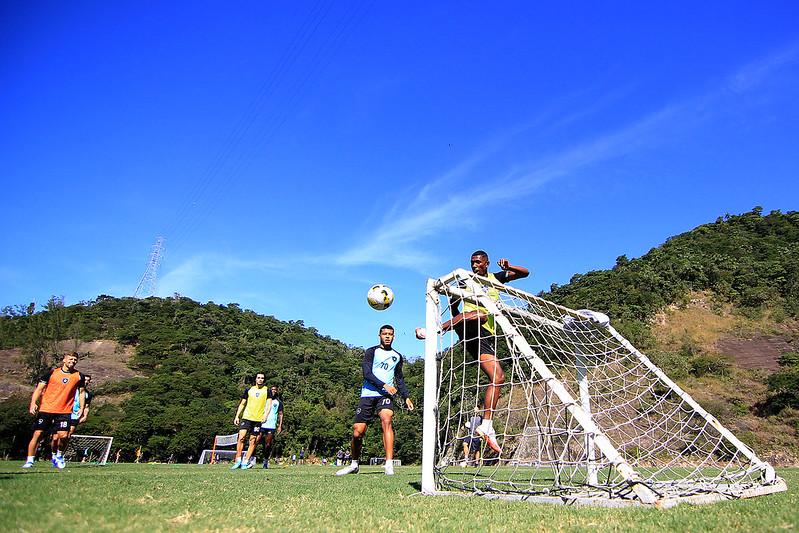 Kanu em treino do Botafogo: aprimorando a pontaria ao gol (Foto: Vitor Silva/Botafogo)
