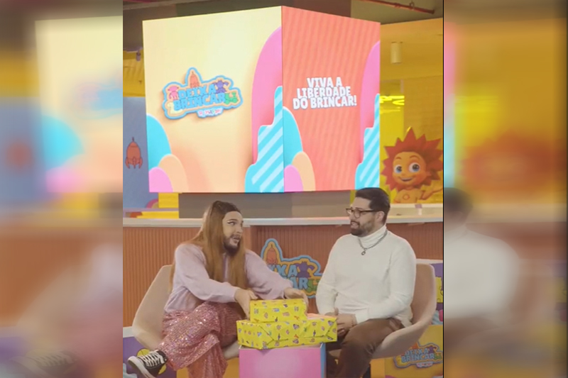 Atores interpretam casal gay na peça publicitária (Foto: Ri Happy/Twitter/Reprodução)