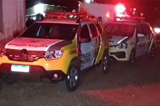 Carros da polícia militar na casa de Fabiano Garcia (Foto: YouTube/Reprodução)