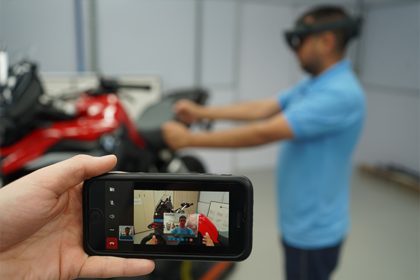 Realidade aumentada é usada pela BMW na unidade de Manaus (Foto: BMW Motorrad/Divulgação)