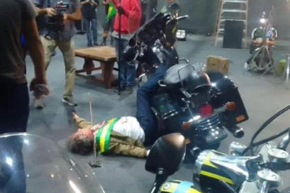 Cena do filme 'A Fúria' retrata atentado a personagem com faixa presidencial e semelhança com Bolsonaro (Foto: Reprodução Twitter/Flávio Bolsonaro)