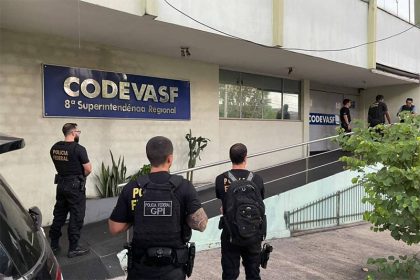 Policiais federais cumprem mandados na Codevasf (Foto: PF/Divulgação)