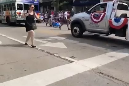 Houve correria em desfile durante o tiroteio em Illinois (Foto: YouTube/Reprodução)