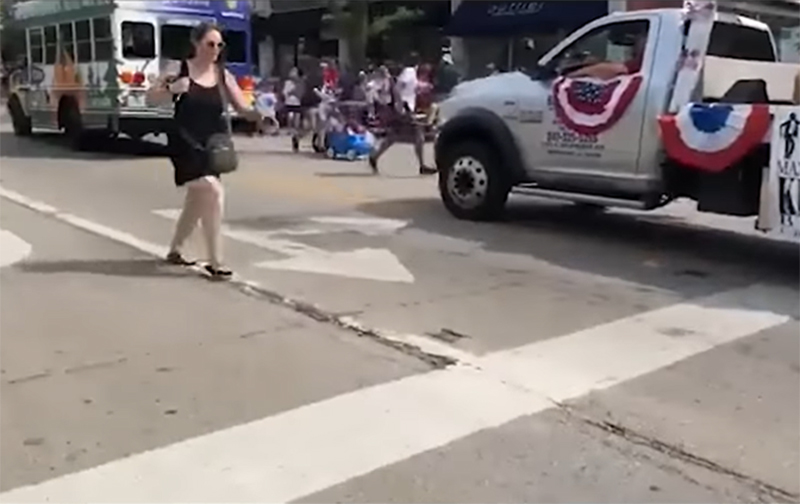 Houve correria em desfile durante o tiroteio (Foto: YouTube/Reprodução)