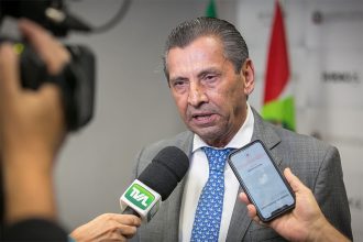 Deputado Julio Garcia aparece como negro na AL-SC (Foto: Rodolfo Espínola/Agência ALSC)