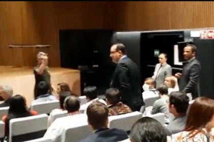 Ricardo Rao (à esquerda) confronta presidente da Funai (Foto: Twitter/Reprodução)