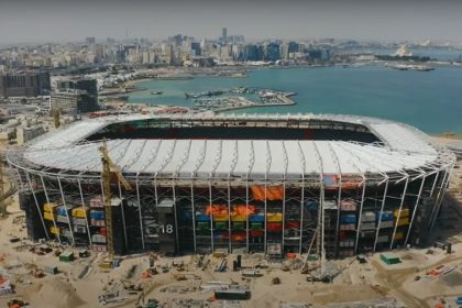 Estádio Ras Abu Aboud: estrutura de contêineres (Foto: Qatar2022/YouTube/Reprodução)