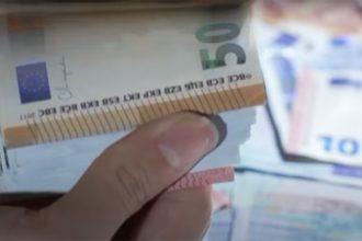 Euro perde valorização em relação ao dólar (Foto: YouTube/Reprodução)