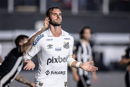 Léo Baptistão fez um dos gols do Santos na vitória sobre o Botafogo (Foto: Raul Baretta/Agif/Folhapress)