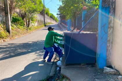 Lixeira de escola na calçada