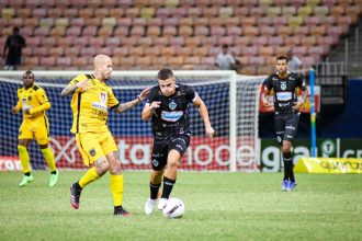 Manaus FC (de verde) perdeu a primeira partida em casa e se afastou da zona de classificação (Foto: Paulo Bindá/Manaus FC)