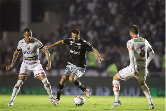 Nenê em lance de jogo: atuação apagada (Foto: Daniel Ramalho/Vasco)