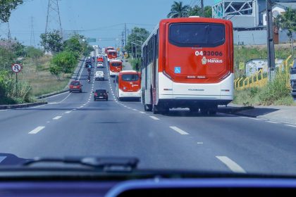 Ônibus teriam adesvios instalados para alertar motociclistas sobre área de perigo (Foto: João Viana/Semcom)