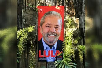 Foto do Lula impressa em pano e sem auditagem incomodam Bolsonaro (Foto: PT/Divulgação)