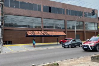Vagas de estacionamento em parada de ônibus (Foto: ATUAL)