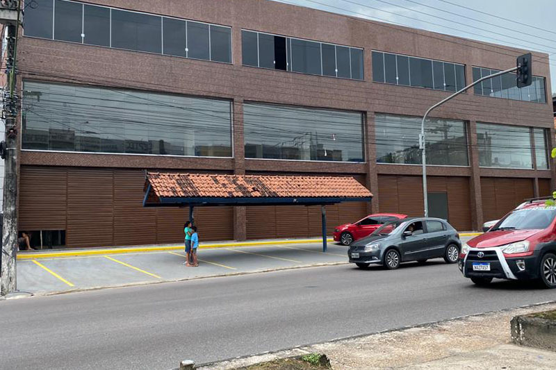 Vagas de estacionamento em parada de ônibus (Foto: ATUAL)