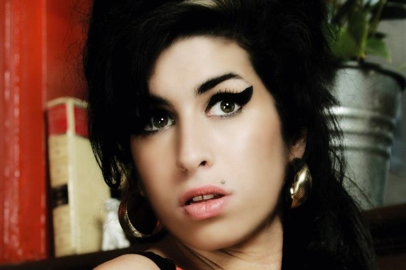 Amy Winehouse morreu em 2011 devido a uma intoxicação alcoólica (Foto: Reprodução/Facebook)