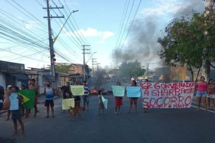 Manifestantes da comunidade da Sharp reclamam por melhores condições de moradia (Foto: Fabricio Souza/Portal Sharp Notícias)