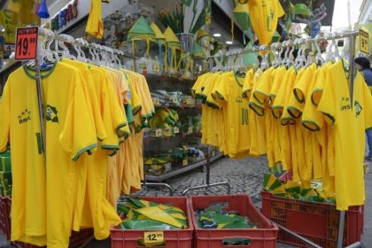 Segundo os dados, camisas acumularam inflação de 33,01% em comparação à última Copa (Foto: Fernando Frazão/ABr)