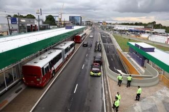 Agentes estarão nas plataformas e cruzamentos dessas vias para priorizar a circulação de ônibus (Foto: Marcio James/Semcom)