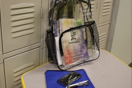 Escola de Dallas definiu modelo transparente de mochilas para o ano letivo (Foto: Reprodução/Youtube)